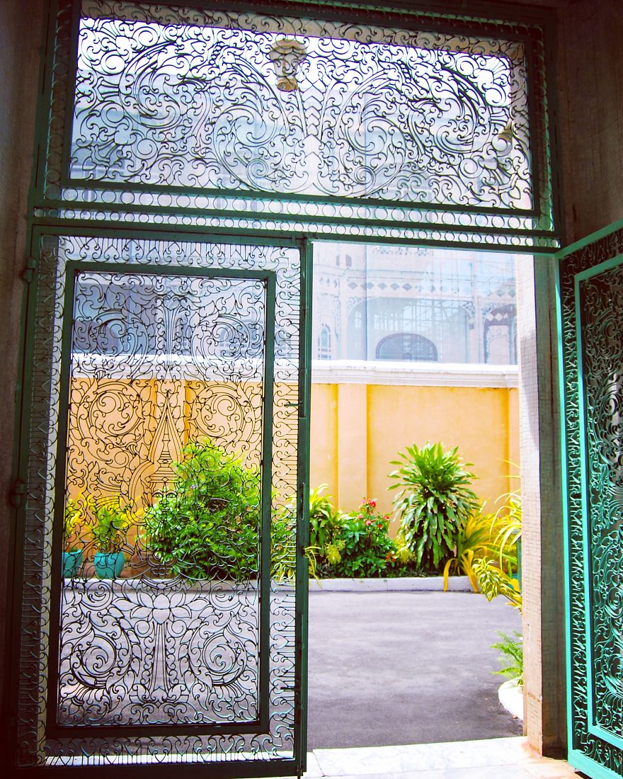 Seorang Fotografer Rela Keliling Dunia Demi Sebuah Pintu